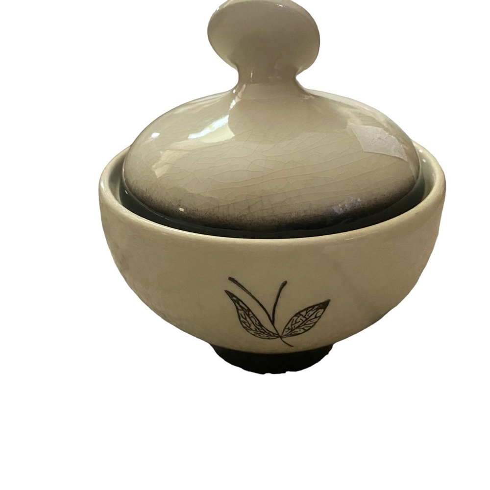 Sugar bowl with lid China STT73
by STETSON 4 in The Grey Owl